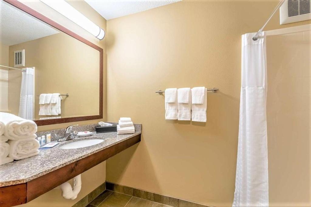 Amerivu Inn And Suites - Chisago City Esterno foto